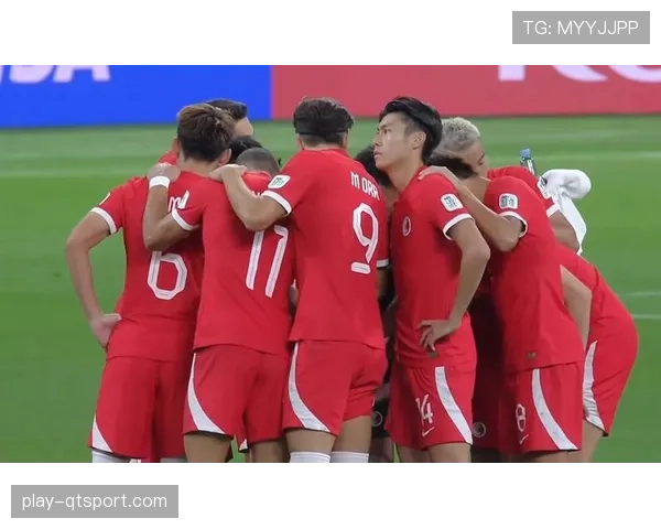 特写:绝平被吹,纽卡斯尔联主帅埃迪·霍在场边向第四官员激烈抗议